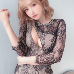 지퍼 살짝 내린 미카미 유아